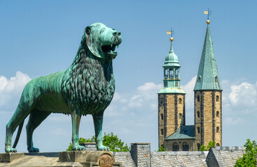 Löwenskulptur der Kaiserpfalz und Kirchtürme der Altstadt von Goslar