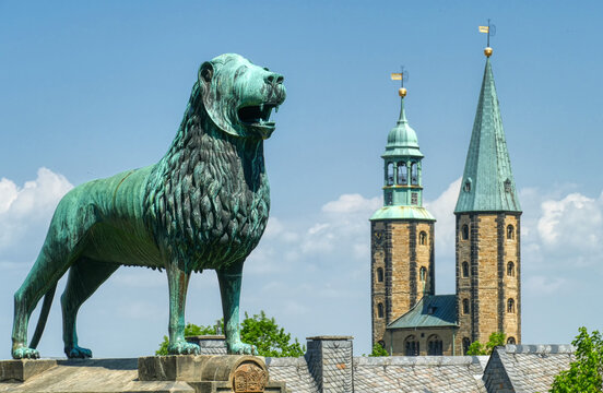 L&ouml;wenskulptur der Kaiserpfalz und Kircht&uuml;rme der Altstadt von Goslar