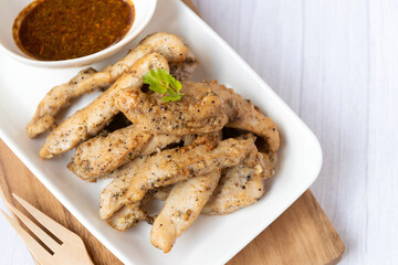 Fried chicken with garlic and pepper with Thai spicy dipping sauce (Jaew sauce).