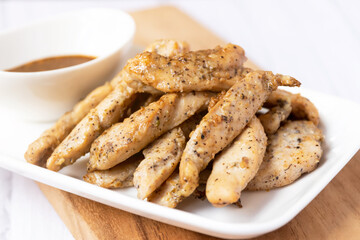 Fried chicken with garlic and pepper with Thai spicy dipping sauce (Jaew sauce).
