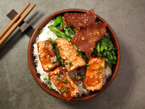 Grilled salmon (toriyaki sauce) and stir-fried vegetables in a brown wooden bowl.