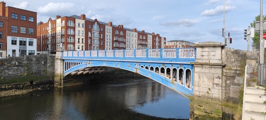 Fototapeta premium Blaue Brücke in Dublin