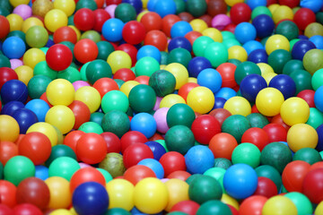 Fototapeta na wymiar ball pool for kids, play area, children's entertainment, colorful balls