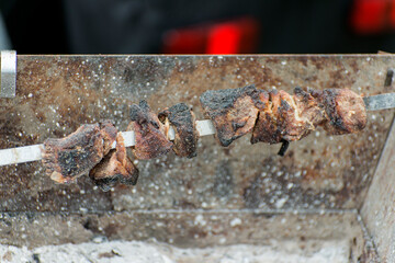 Verbranntes schaschlik auf dem Grill