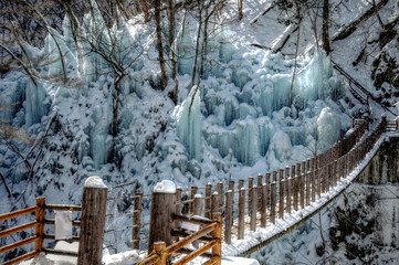 埼玉県 冬の奥秩父 尾ノ内百景の氷柱と吊り橋