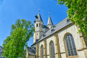 Historische Kirche mit zwei Türmen in Goslar