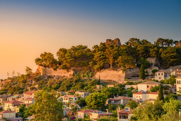 Obraz premium Sunset view over the picturesque coastal town of Kyparissia located in northwestern Messenia, Trifylia, Peloponnese, Greece.