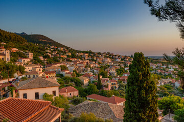 Obraz premium Beautiful sunset view by the historical castle of Kyparissia coastal town at sunset. Located in northwestern Messenia, Peloponnese, Greece, Europe.