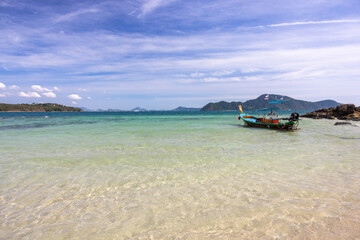 Fototapeta premium Ko Bon, a small island south of Phuket, not well known and not too busy. Azure sky and turquoise sea, a real little paradise.