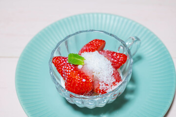 牛乳と砂糖をかけたイチゴ