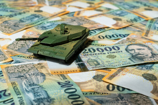 Hungarian HUF 20,000 banknotes with German Leopard 2 tank model