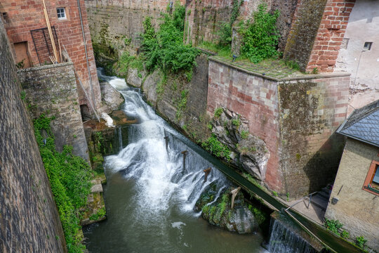 Leukbach-Wasserfall in der Altstadt von Saarburg an der Saar