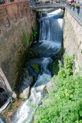 Hoher Leukbach-Wasserfall Buttermarkt der Altstadt von Saarburg an der Saar