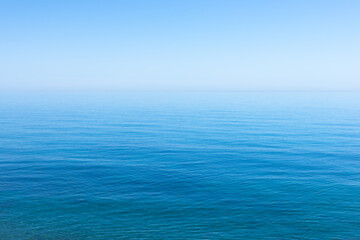 Obraz premium Ocean sky horizon line blends fading into infinity with blue turquoise colors of serene ocean waters and cloudless sky