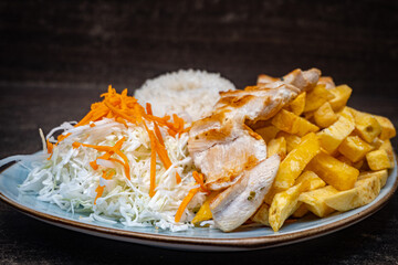 Pollo a la plancha con ensalada y arroz 