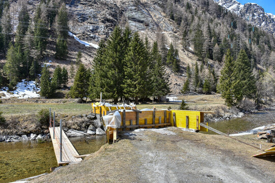 Matreier Tauernhaus, Felbertauern, Baustelle, Hohe Tauern, Isel, Wasser, Fluss, Bach, glasklar, rein, Alpenhauptkamm, Br&uuml;cke, Tauer, Tal, Iseltal, Brett, &Uuml;bergang, Steg, Beton, Fundament, Br&uuml;ckenfunda