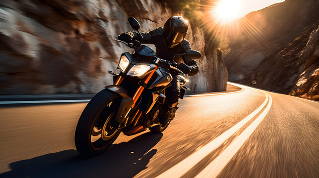 Hombre varonil conduce a toda velocidad en su motocicleta en autopista despu&eacute;s de una curva