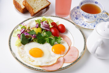 ハムエッグ　朝食イメージ　モーニングセット