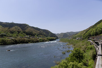 四万十川の鯉のぼり（高知県こいのぼり公園）