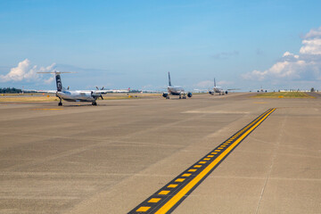 離陸を待つ旅客機の列
