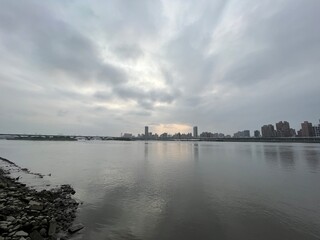 Naklejka premium 淡水川の風景、台北