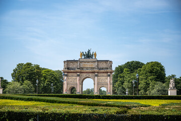 Vista del Arco de triunfo del Carrusel, París, Francia