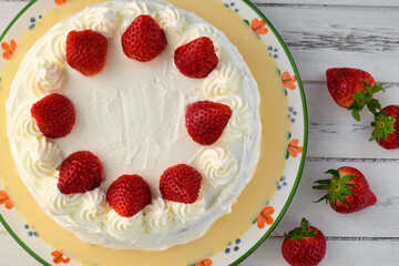 メキシコの伝統的なデザート　パステル・デ・トレス・レチェス（３種のミルクのケーキ）Traditional Mexican dessert Pastel de tres leches (three milk cake or tres leches cake)