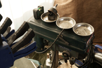 室内にある作業機材と銀トレー