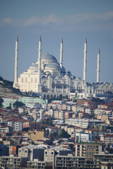 Fototapeta na wymiar high angle view of Camlica Mosque and turkey flag 