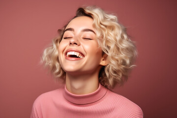 Eine Frau lacht herzlich KI