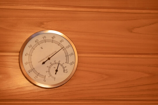 お洒落なプライベートの木製バレルサウナ・ドライサウナの空間と温度計（東京都）

