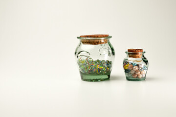 canicas de cerámica y cristal en recipientes de vidrio