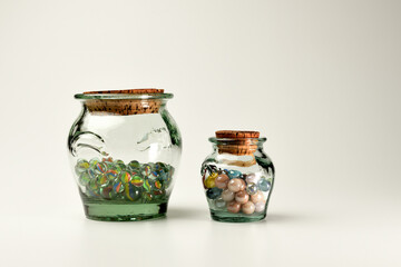 canicas de cerámica y cristal en recipientes de vidrio