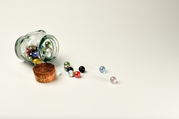 canicas de cerámica y cristal en recipientes de vidrio