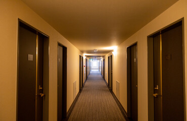ビジネスホテルの廊下
