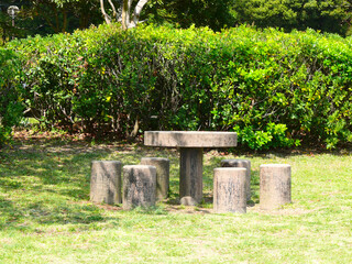 公園にある石のテーブルとスツール。
日本の田舎の風景。