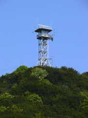 山頂の各種アンテナとアンテナ塔。
瀬戸内海沿岸の風景。