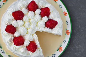 メキシコの伝統的なデザート　パステル・デ・トレス・レチェス（３種のミルクのケーキ）Traditional Mexican dessert Pastel de tres leches (three milk cake or tres leches cake)