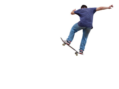 Jeune homme en jean, baskets et t t-shirt faisant un saut en skate board. 