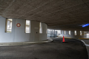 Futuristisches Parkhaus.