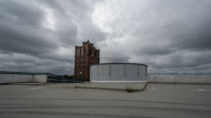Futuristisches Parkhaus.