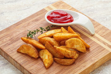 Fried rustic potato with tomato ketcup