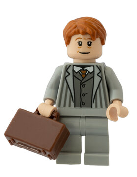 Dortmund - Deutschland 17. Mai 2023 Lego Minifigure Arthur Weasley mit Koffer aus Harry Potter