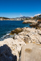 B&acirc;timents sur le front de mer du quartier du Port Lympia, avec en arri&egrave;re plan le Mont Chauve d'Aspremont, depuis le sentier du Cap de Nice