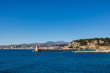 Phare de Nice marquant l'entrée du Port Lympia devant la Baie des Anges