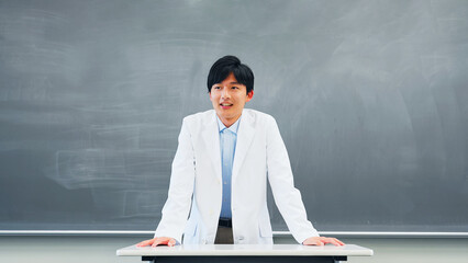 教室で授業する男性教師
