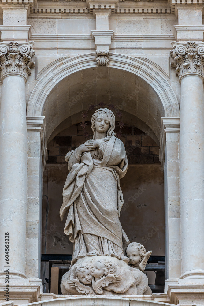 Wall mural Statue of Virgin Mary on Cathedral of Syracuse, Ortygia island, Syracuse city, Sicily Island, Italy