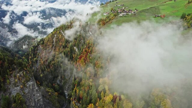 Luftaufnahme von der Rheinschlucht in Graubünden/Schweiz