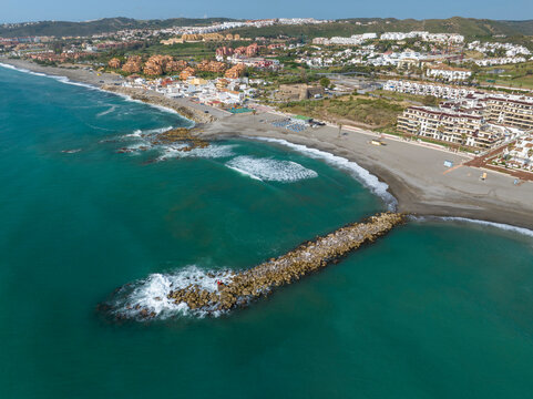 playa de la Duquesa o del castillo en la costa de Manilva, Andaluc&iacute;a