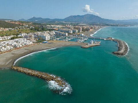 playa de la Duquesa o del castillo en la costa de Manilva, Andaluc&iacute;a